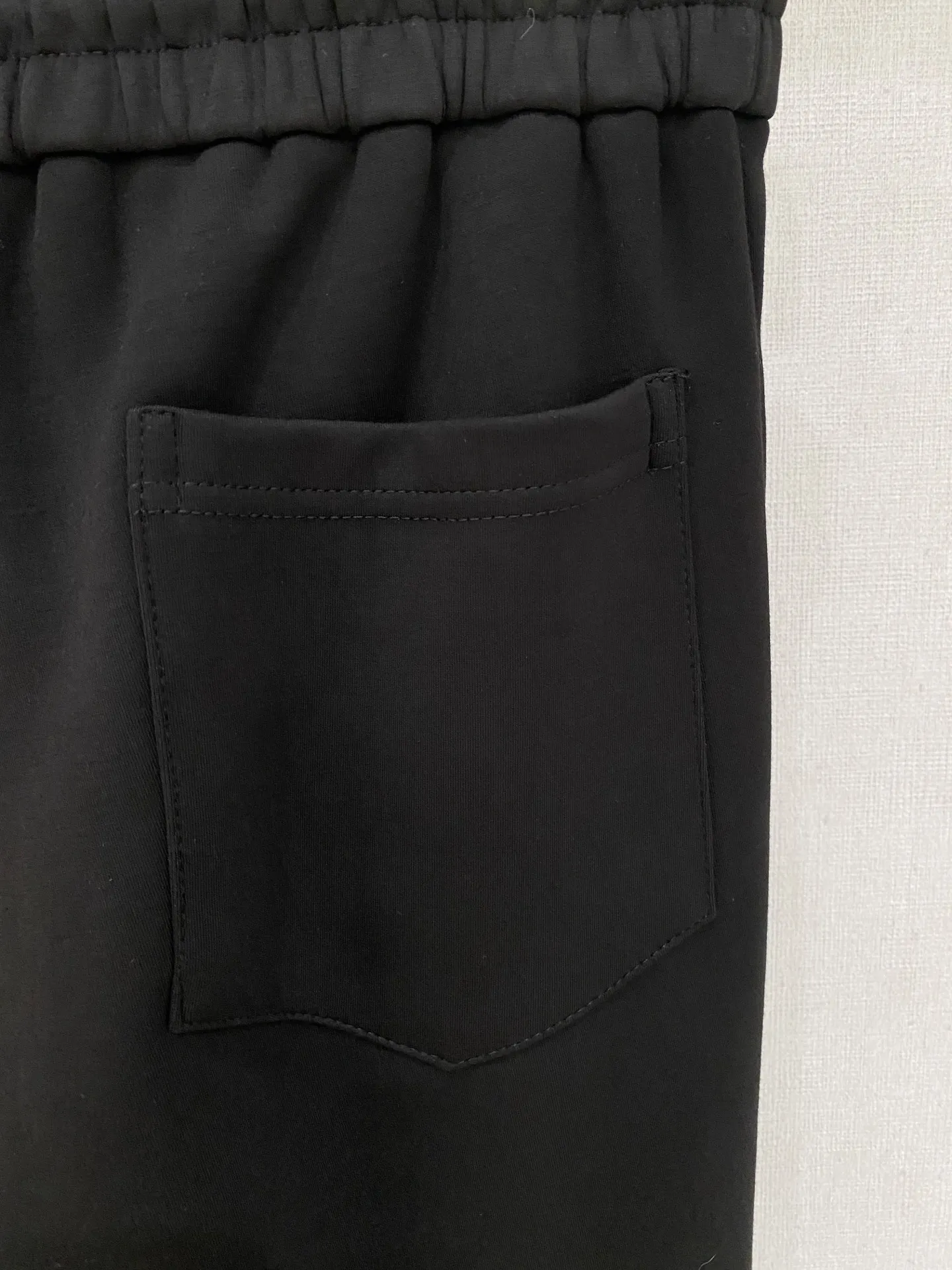 🅿️720 LV hot-selling suit is coming. Focus on the original version of the official website. 2025 new hot-selling cardigan suit. The original order is the best. 🇭🇰The meticulous work of top designers. It has a fitting and perfect upper body effect. All-natural high-quality Tencel Roman cotton 100%, close-fitting comfort, noble and elegant! Original hardware embodies elegance and nobility! Counter size: M-3XL (maximum wear up to 190 pounds)